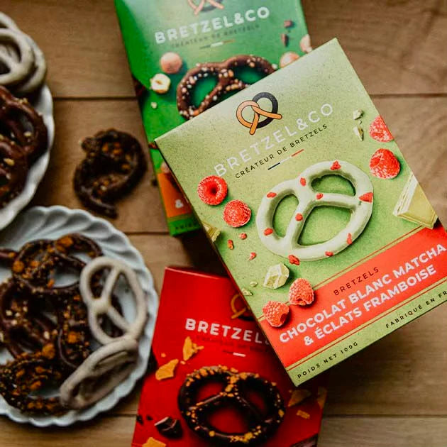 Bretzel chocolat blanc matcha - éclats de framboises